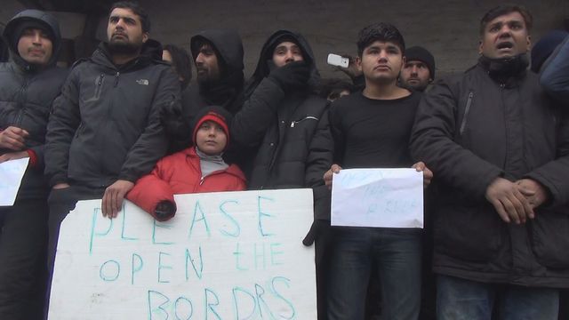Des réfugiés manifestent à Belgrade pour l'ouverture des frontières