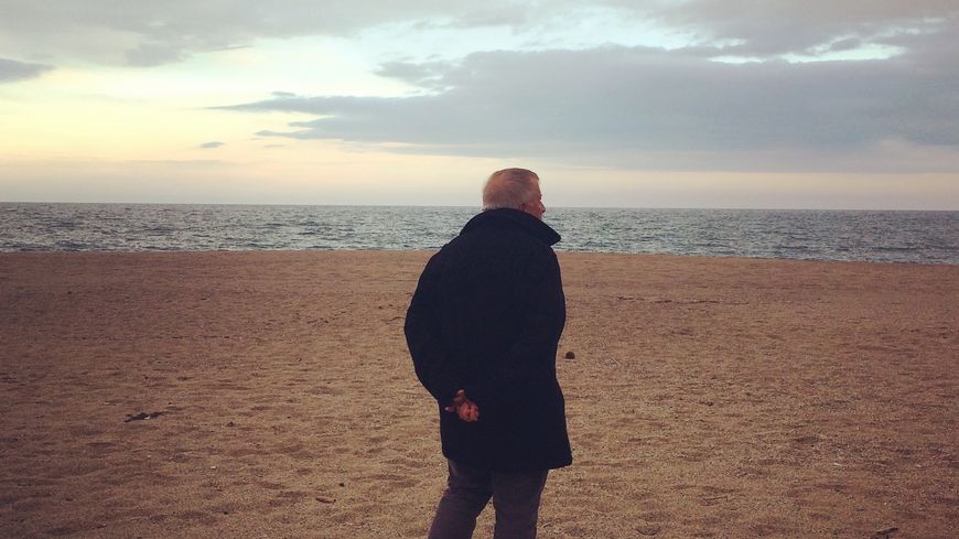 Raymond San Geroteo sur la plage d'Argelès-sur-mer, où son père fut "accueilli".