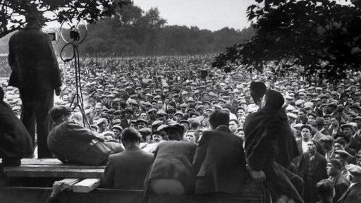 Un orateur s'adresse au mois de juin 1936 à Paris à des militants du Parti communiste français. ©AFP - AFP