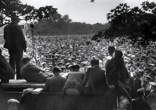 Un orateur s'adresse au mois de juin 1936 à Paris à des militants du Parti communiste français.