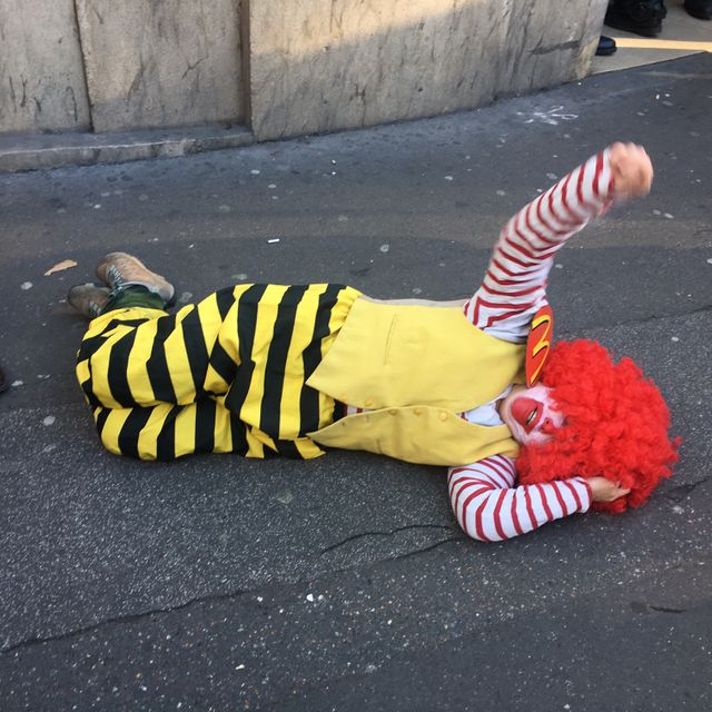 devant la BNP Paribas à Opéra, Paris, lors de l'action d'Attac