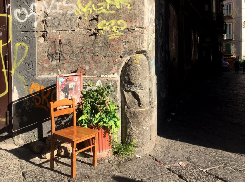 Une chaise vide, dans les rues de Naples