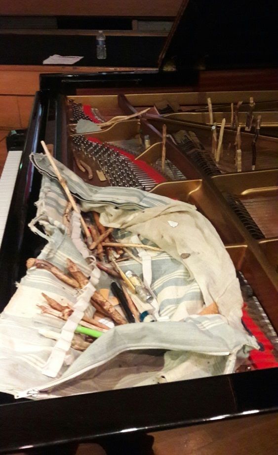 Préparation du piano de Benoît Delbecq au studio 106