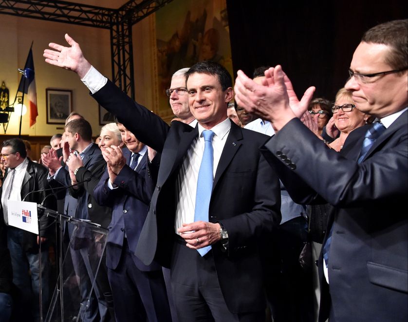 Manuel Valls en meeting à Liévin le 8 janvier 2017, en présence des ministres Patrick Kanner et Pascale Boistard (à gauche).