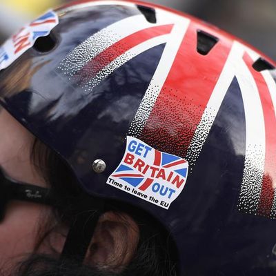 Une cycliste portant un auto-collant pro-Brexit sur son casque dans le centre de Londres, le 5 décembre 2016
