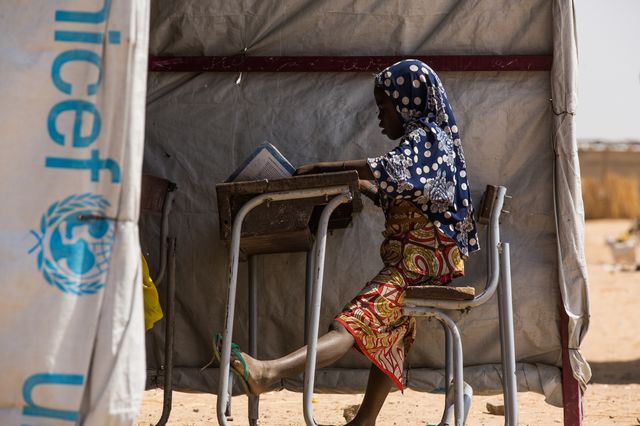 Une élève étudie au sein d'une des classes temporaires de l'école N’Guel Madou-Maï à Diffa