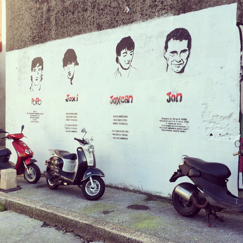 Prisonniers d'ETA sur un mur du Petit-Bayonne