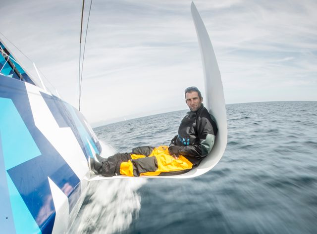 Armel assis sur l'un des ces foils.