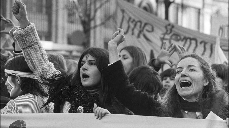 Des femmes participent à la manifestation du MLF en scandant des slogans contre le travail à temps partiel, en mars 1982 à Paris