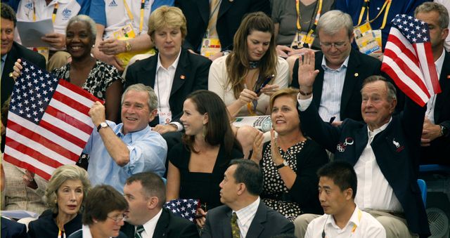 George W. Bush (g) et son père George H.W.Bush (dr) aux JO de Pékin en 2008