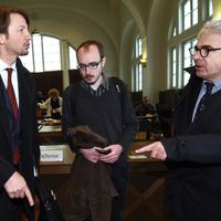 Antoine Deltour entouré de ses deux avocats Philippe Penning et William Bourdon avant son procès au Luxembourg, le 26 avril 2016