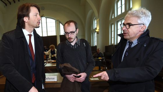 Antoine Deltour entouré de ses deux avocats Philippe Penning et William Bourdon avant son procès au Luxembourg, le 26 avril 2016 ©AFP - JOHN THYS