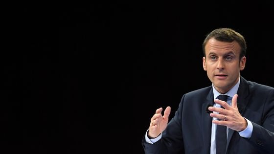 Emmanuel Macron lors d'un meeting à Paris le 10 décembre 2016 ©AFP - ERIC FEFERBERG