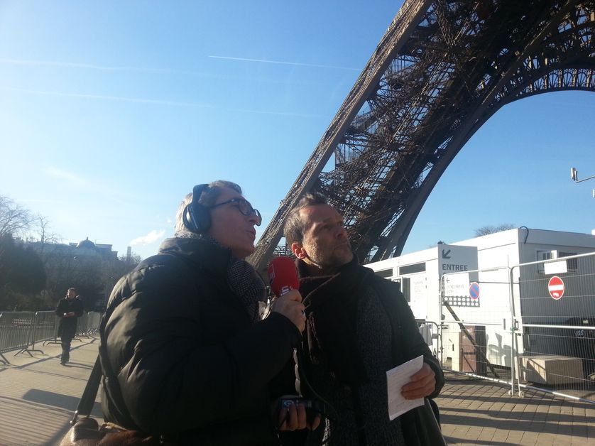 Michel Despratx et Benoît Collombat au pied de la Tour Eiffel, lieu du rendez-vous secret entre Djouhri et Béchir Saleh