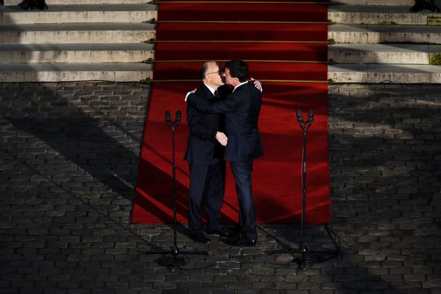La passation entre Valls et Cazeneuve, Paris, 6 décembre.