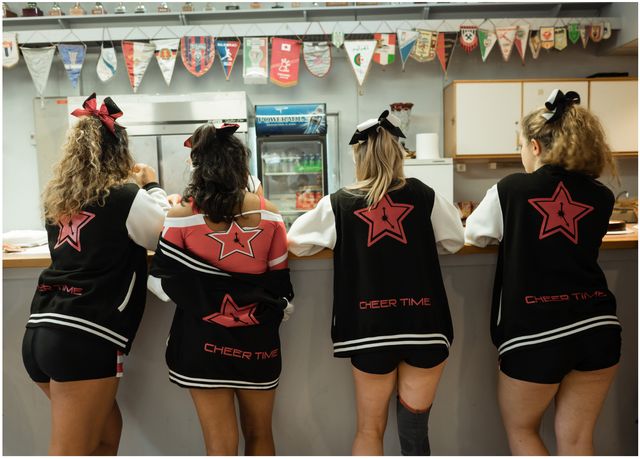 Nola, Sorya, Cristelina et Camille. Buvette. Gymnase Auguste Delaune, Ivry-sur-Seine.