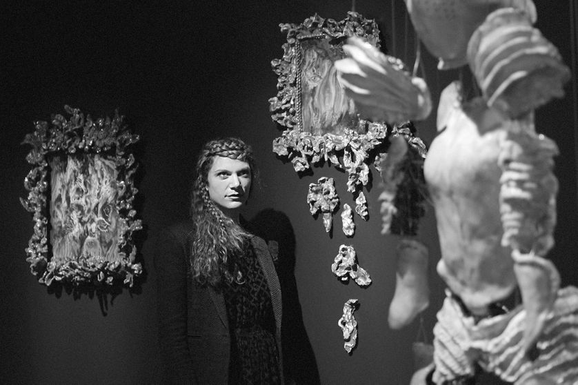 Sarah Jérôme entourée de ses oeuvres "Surrender" et la série «Les Jardins», à la galerie Da-End