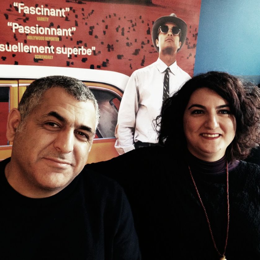Le cinéaste Mani Haghighi et la traductrice Asal Bagheri devant l'affiche du film Valley of Stars