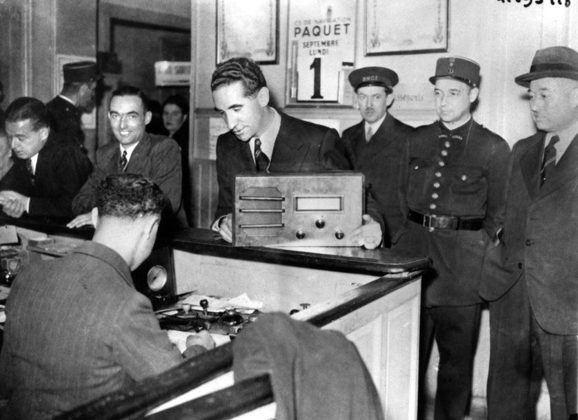 Un juif étant dans l'obligation de remettre son poste de radio à la police française en 1941 à Paris, occupée par les Allemands.