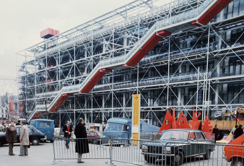 Des ouvriers travaillent, le 26 janvier 1977, sur les tubes d'escalators du centre national d'art et de culture Georges Pompidou à Paris, que le président Valéry Giscard d'Estaing doit inaugurer à la fin du mois.