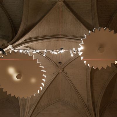 "Les développantes du cercle", 2015. 250 x 175 x 20 cm. Deux disques en polystyrène, acier, roulements, moteurs.Production pour le Collège des Bernardins