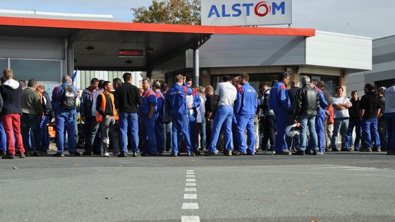 Les salariés d'Alstom implantés sur le site d'Aytre manifestent à La Rochelle à la suite de la fermeture de l'usine Alstom à Belfort le 27 septembre 2016. ©AFP - XAVIER LEOTY