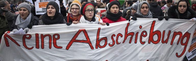 Marche d'Afghans dans les rues de Berlin