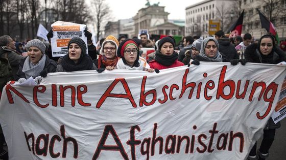 Marche d'Afghans dans les rues de Berlin ©AFP - OMER MESSINGER / NurPhoto