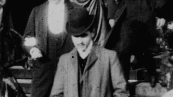 Capture d'écran du moment ou Marcel Proust apparaît dans le film du mariage