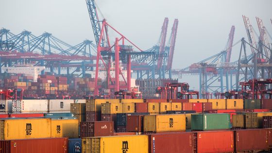 Transport de conteneurs dans le port de Hambourg, 25/01/2017 ©AFP - CHRISTIAN CHARISIUS / DPA