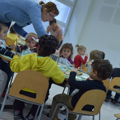 Une cantine à Valence (Drôme), 17 novembre 2014