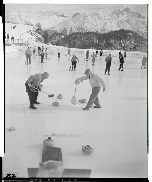 Le curieux sport du curling est à voir à St. Mortiz. Ici, au Kulm Hotel Curling Rink, les passionnés du jeu jouent devant les Alpes majestueuses