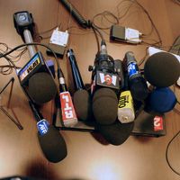 Les médias sont au cœur des critiques en raison de leur influence supposée dans la vie politique
