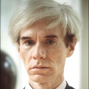 Portrait d'Andy Warhol à Milan en 1984.