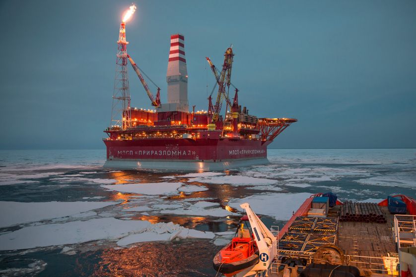 Le Prirazlomnaya est une unité russe de production prétolière autonome offshore. Innovation mondiale, il produit au milieu des glaces un cycle complet, du pompage jusqu'au raffinage et au stockage...