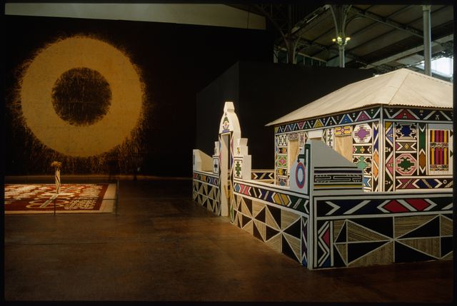Vue de l'exposition "Magiciens de la Terre" à la Grande Halle de la Villette en 1989