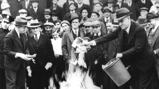 100000 Dollars qui partent en fumée (Avril 1933) ©Getty - : Universal Images Group