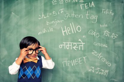 Un jeune enfant apprend à dire bonjour dans différentes langues Un jeune enfant apprend à dire bonjour dans différentes langues