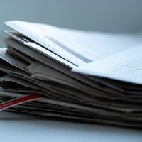 Correctrice pour le journal "Le Monde", Muriel Gilbert traque les fautes et astique le vocabulaire avant le tirage du journal