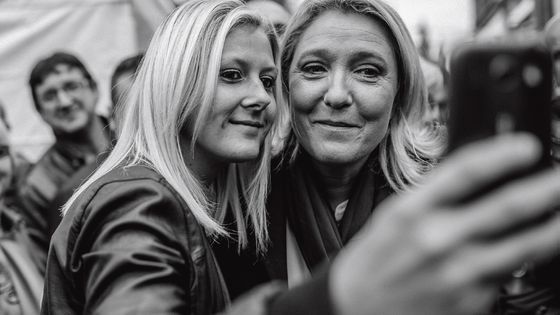 Extrait de la couverture de L’Illusion nationale, roman photo de Valérie Igounet, Vincent Jarousseau sur le FN - Vincent Jarousseau pour Les Arênes