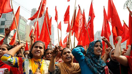 Manifestation des salariés du textile à Dhaka le 10 février 2017 pour réclamer la libération des leaders syndicaux arrêtés ©Maxppp - ABIR ABDULLAH