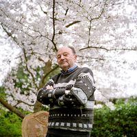 L'écrivain Michel Tournier pose dans le jardin de sa maison de Choisel, en Vallée de Chevreuse, le 04 avril 2005.