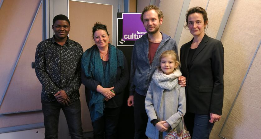 France Culture, studio 152... Karim, la productrice Aline Pailler, Samuel Hercule, Métilde Weyergans et leur fille auteurs de “Blanche Neige ou la chute du mur de Berlin” un ciné-roman (de g. à d.)