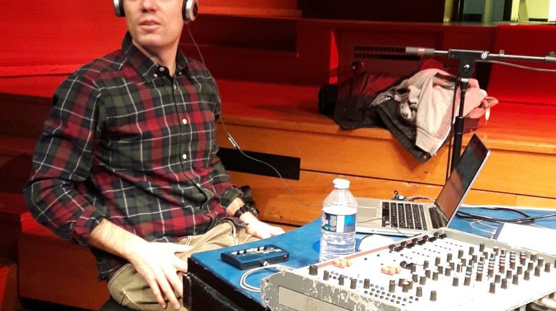 Santiago Quintans en balance au studio 106 de Radio France