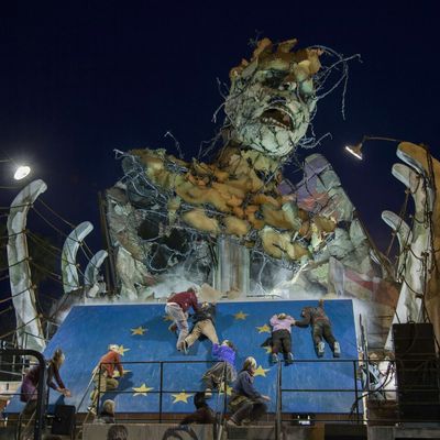 Le char "Frontiere" par l'artiste Alessandro Avanzini pendant le carnaval de Viareggio.