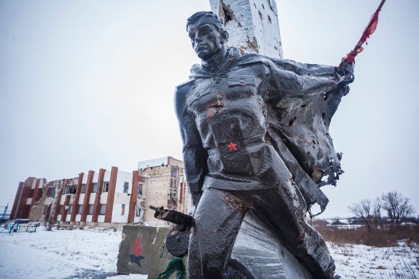 Statue de l'époque soviétique, à Nikishyne, l'un des villages les plus affectés par la guerre dans le Donbass.