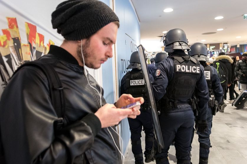Un contrôle de police à la station de métro des Halles à Paris lors d'une manifestation de soutien à Theo. 10 février 2017.