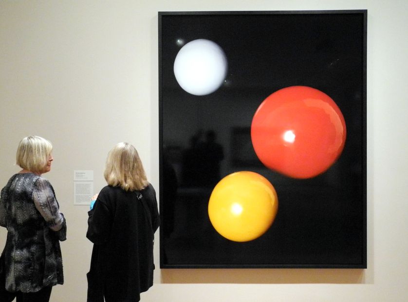 Des visiteurs devant "Composition-40-2011" de Shirana Shahbazi au MoMa à New-York, le 6 février 2017