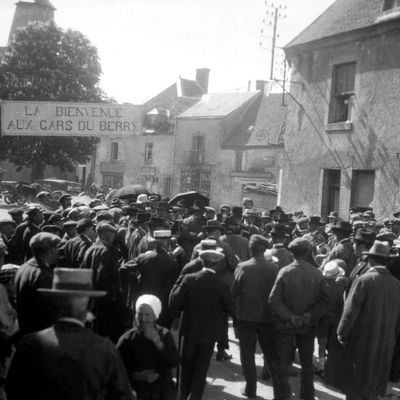 "La bienvenue au gars du Berry" - France, Auvergne : les 'gars' du Berry défilent dans un village en fête sous une pancarte, 1910