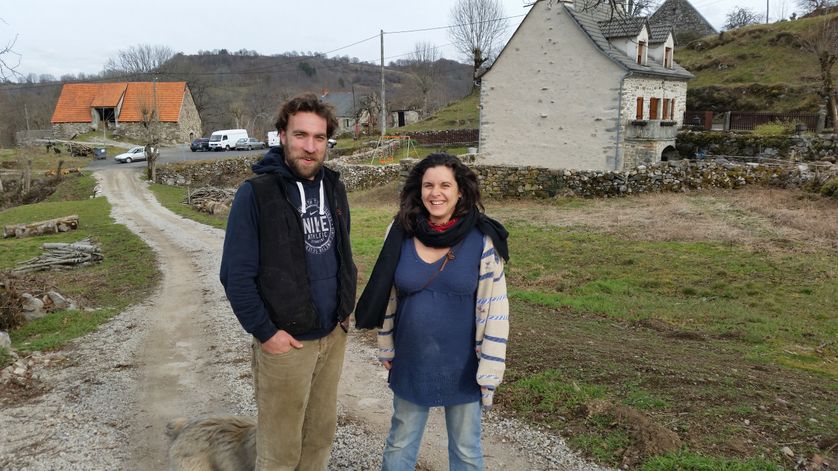 Marina et Ronan, installés depuis 18 mois, dans une ferme du Cantal